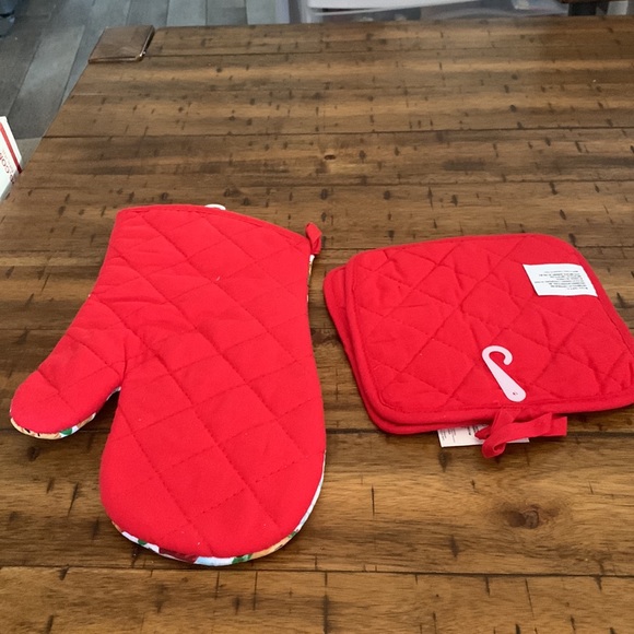 Christmas House, “I Believe In Santa Paws” Oven Mitt and Pot Holders Set - Picture 4 of 4